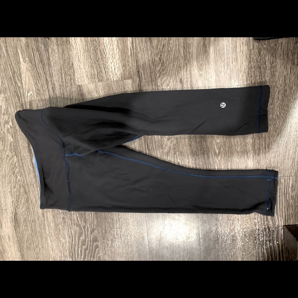 Reversible black/ blue lululemon cropped leggings